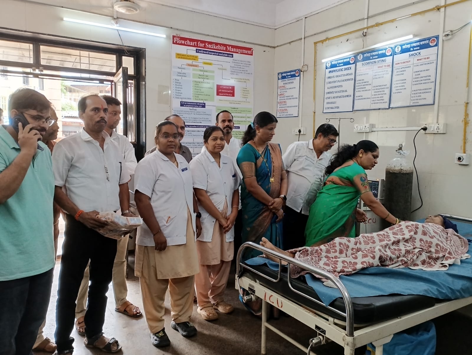 ना गोगावलेंच्या वाढदिवसानिमित्त महाड व माणगाव रुग्णालयात बिस्कीट वाटप.