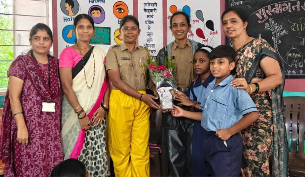 उतेखोलवाडी शाळेतील  विद्यार्थ्यांना दामिनी पथकाचे मार्गदर्शन