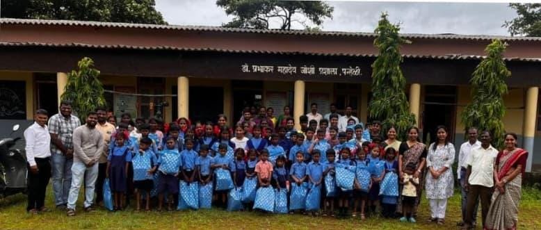 पन्हेळी येथील खांडेकर कुटुंबीयांच्या वतीने विद्यार्थ्यांना शैक्षणिक साहित्याचे केले वाटप
