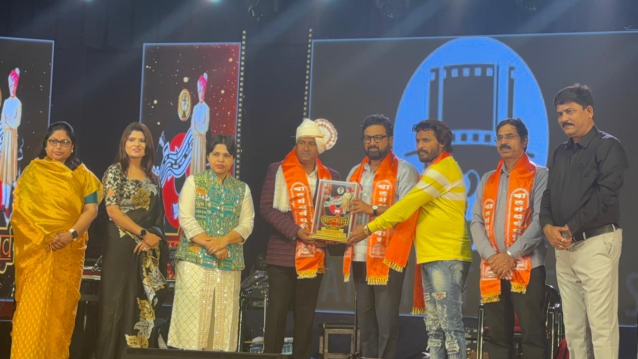 मांगी येथील पार्श्वगायक प्रवीणकुमार अवचर यांना बालगंधर्व रंगमंदिर परिवारातर्फे 