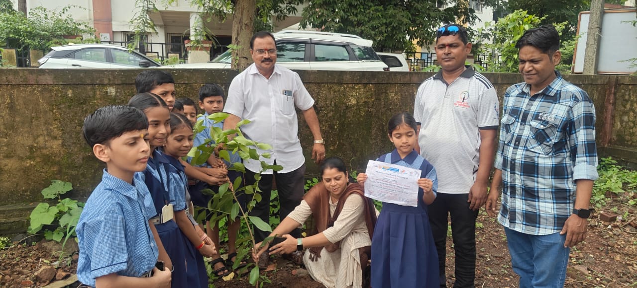 माणगावमध्ये रोटरी क्लब ऑफ बॉम्बे सेंट्रलकडून वृक्षारोपण.