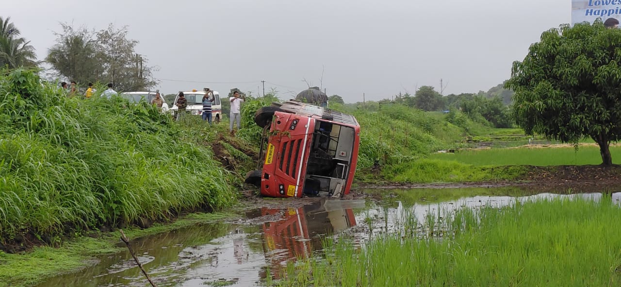 मुंबई गोवा महामार्गावर एसटी बसला अपघात; ७ जखमी