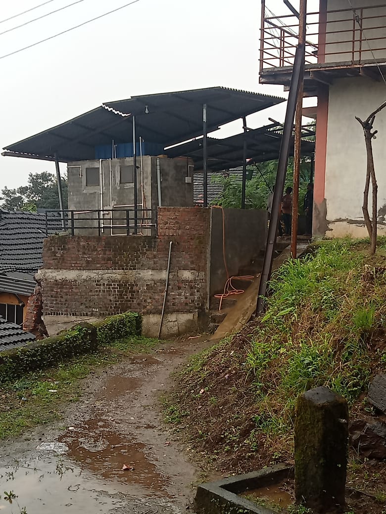 माणगावातील देवळी गावात घराची भिंत कोसळून मोठे नुकसान 