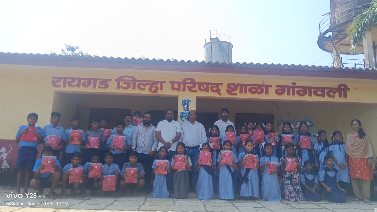 गांगवली येथील राजिप शाळेतील विद्यार्थ्यांना चारिझेन फाउंडेशनतर्फे टिशर्ट वाटप
