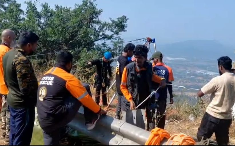 ताम्हिणी घाटात महिंद्रा थार ५०० फूट दरीत