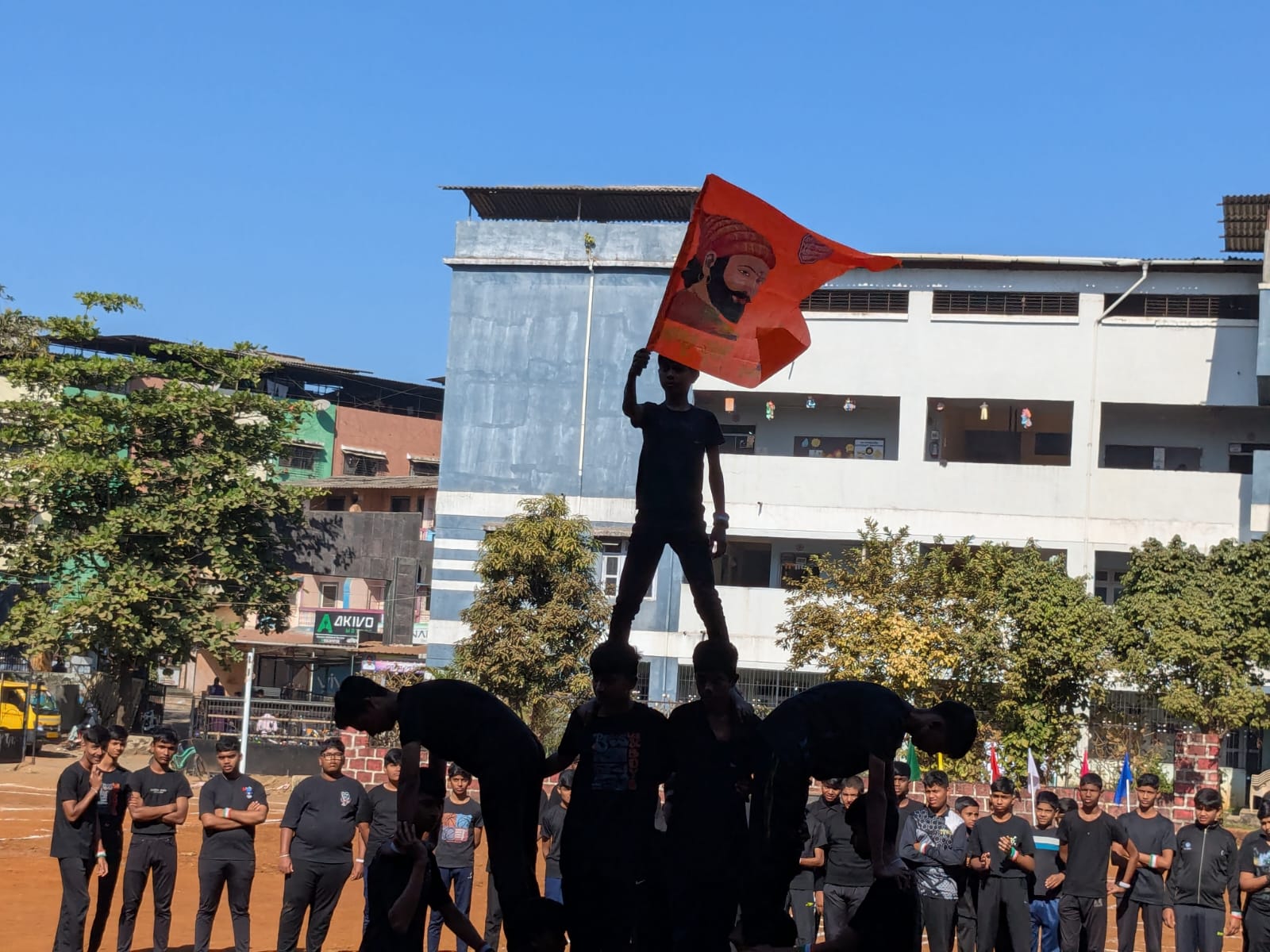शिपुरकर आणि वाघरे शाळेच्या क्रीडा महोत्सवात विद्यार्थ्यांच्या चित्तथरारक कसरतींनी प्रेक्षक मंत्रमुग्ध;   निवृत्त सेनाधिकारी कॅप्टन निर्मल सिंग रंधवा यांची मानाची उपस्थिती