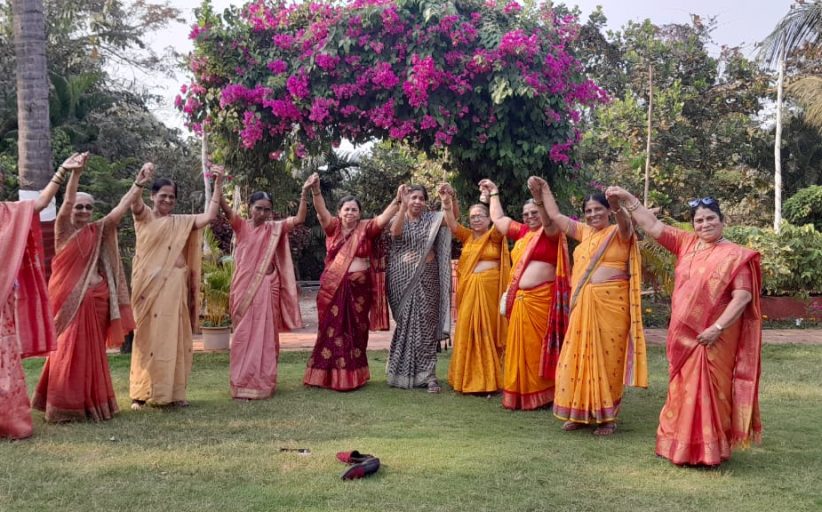 तब्बल ४९ वर्षांनी अध्यापिकांनी जागवल्या आठवणी;    शिक्षकांच्या अश्रूंनी ओले झाले स्नेहबंध