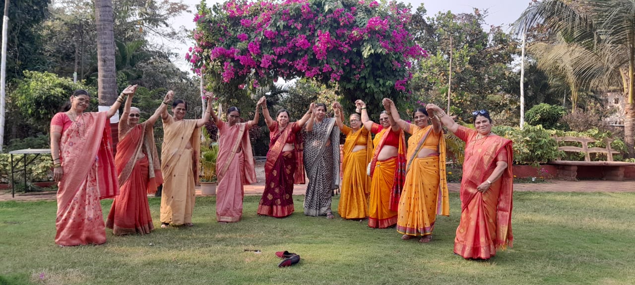 तब्बल ४९ वर्षांनी अध्यापिकांनी जागवल्या आठवणी;    शिक्षकांच्या अश्रूंनी ओले झाले स्नेहबंध