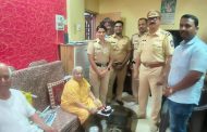 पोलीस विभागाचा नाविन्यपूर्ण उपक्रम; ज्येष्ठ नागरिकांचा वाढदिवस त्यांच्या घरी जाऊन केला साजरा