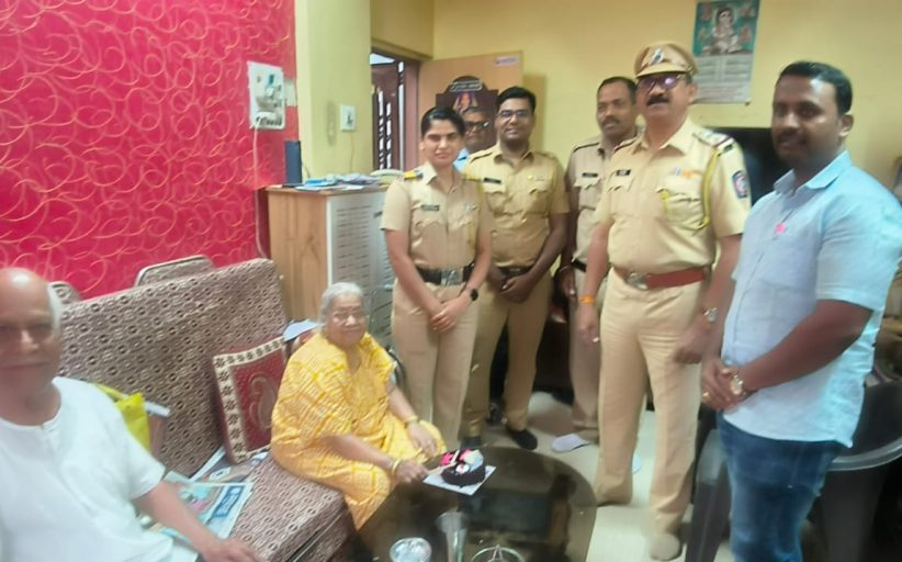 पोलीस विभागाचा नाविन्यपूर्ण उपक्रम; ज्येष्ठ नागरिकांचा वाढदिवस त्यांच्या घरी जाऊन केला साजरा
