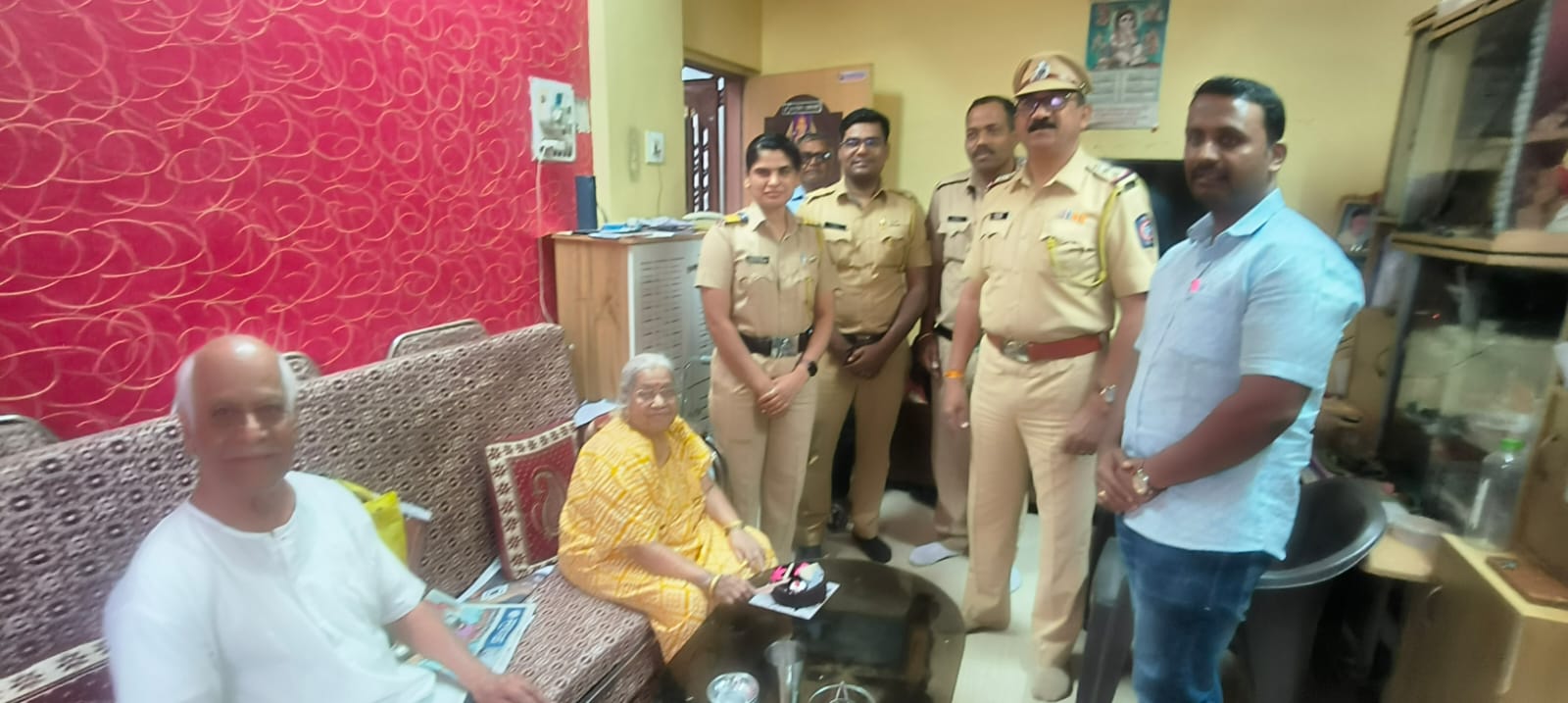 पोलीस विभागाचा नाविन्यपूर्ण उपक्रम; ज्येष्ठ नागरिकांचा वाढदिवस त्यांच्या घरी जाऊन केला साजरा