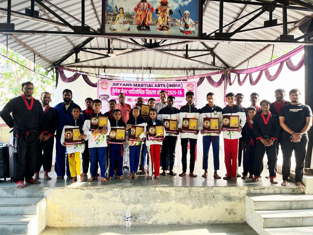 आर्यन्स मार्शल आर्ट्सच्या १० खेळाडूंना ब्लॅक बेल्ट प्रदान 