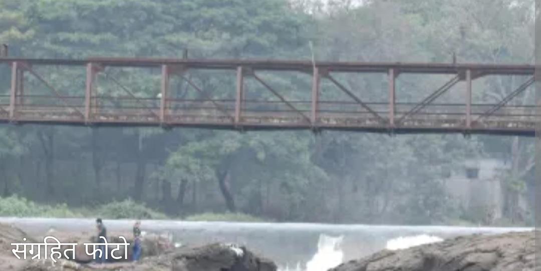 माणगावमधील गंगेवाडी गावातील लोखंडी पूल चोरीला?; ग्रामस्थांचा प्रशासनाकडे अर्ज 