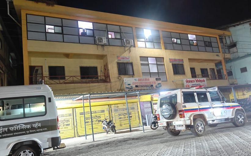 लोणेरे येथील लाॅजिंगमध्ये तरूणीची निर्घृण हत्या;  धारदार शस्त्राने तरुणीवर वार करून अज्ञात आरोपी फरार;   तरुणीच्या हत्याकांडाने जिल्ह्यात खळबळ