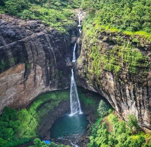 देवकुंड येथे दोन तरुण बेपत्ता