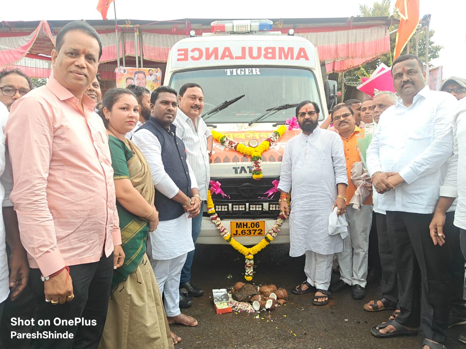 ना. भरत गोगावले यांच्या हस्ते जि. प. सदस्य अविनाश नलावडे यांच्या वाढदिवसानिमित्त रुग्णवाहिकेचे लोकार्पण;     विद्यार्थ्यांना वह्या व गणवेशांचे वाटप;    निवडणुकीत दिलेले एक वचन पूर्ण केले - अविनाश नलावडे
