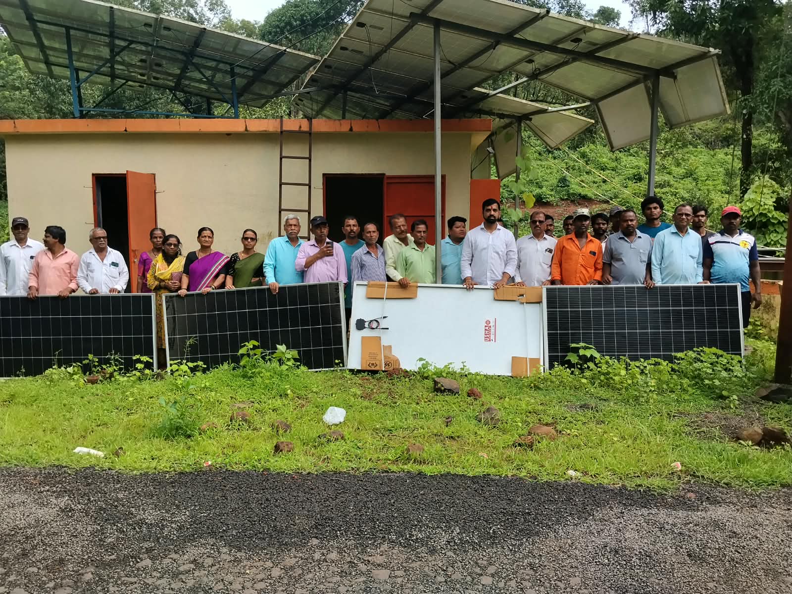 तहानलेल्या काकळ आदिवासीवाडीला रचना थोरेंची साथ; ३ लाखांचा निधी उपलब्ध      अंशुल स्पेशालिटी मॉलिक्युल्स कंपनीकडून सोलर प्लेट्स व साहित्य उपलब्ध