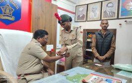 कोल्हापूर पोलीस प्रवाह टीमचा कर्तव्यनिष्ठ पोलिसांप्रती कृतज्ञतेचा अनोखा उपक्रम : पोलीस प्रशासनात रक्षाबंधन साजरा 