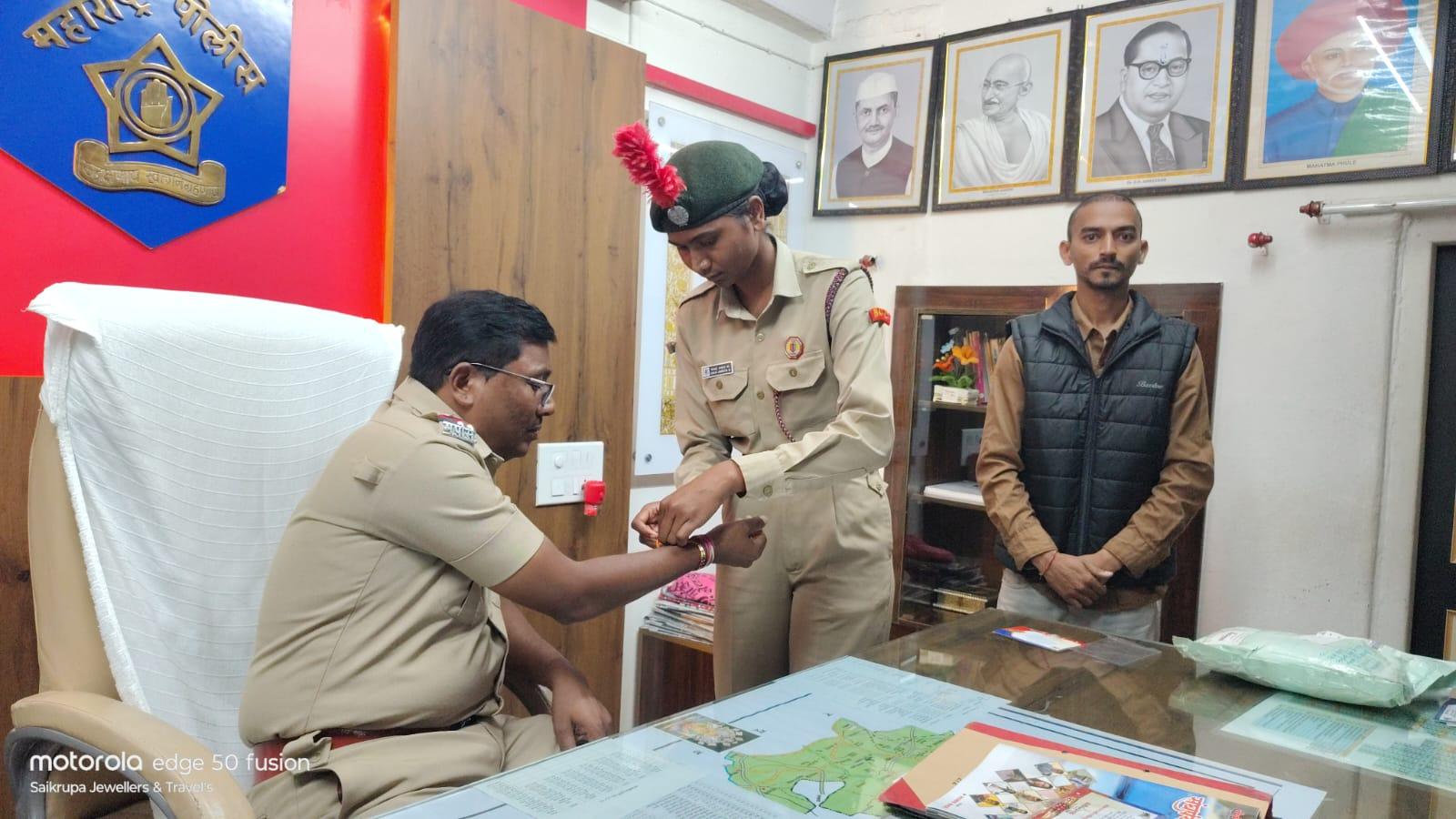 कोल्हापूर पोलीस प्रवाह टीमचा कर्तव्यनिष्ठ पोलिसांप्रती कृतज्ञतेचा अनोखा उपक्रम : पोलीस प्रशासनात रक्षाबंधन साजरा 