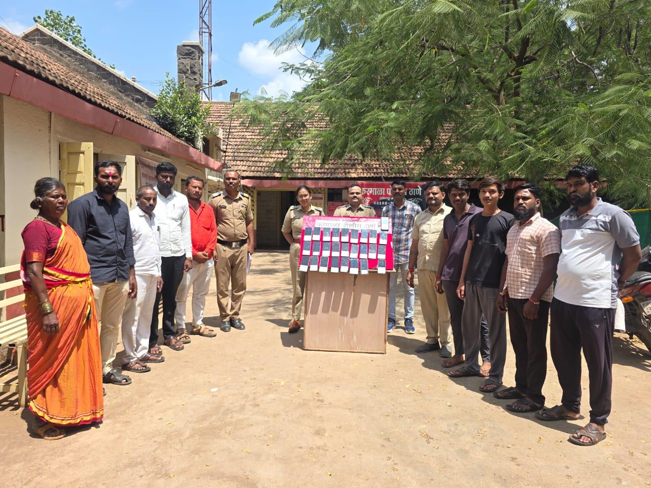 पोलिस निरीक्षक रणजित माने यांचे पथकाची धडक कारवाई; गहाळ झालेले २८ मोबाईल मिळवून तक्रारदारांना परत