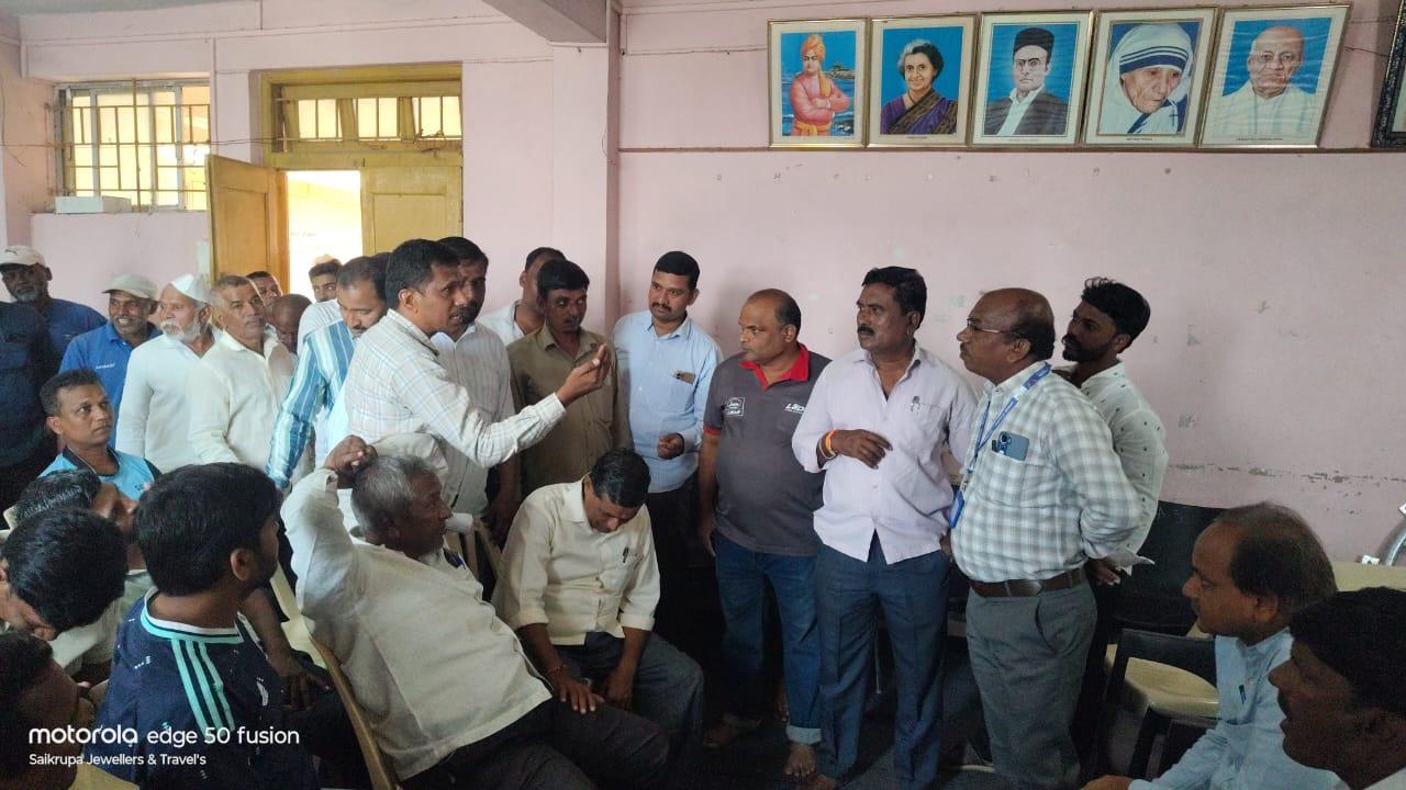 सिद्धनेर्लीत स्मार्ट वीज मीटरला तीव्र विरोध; विशेष ग्राम सभेत अधिकाऱ्यांना धारेवर धरले 