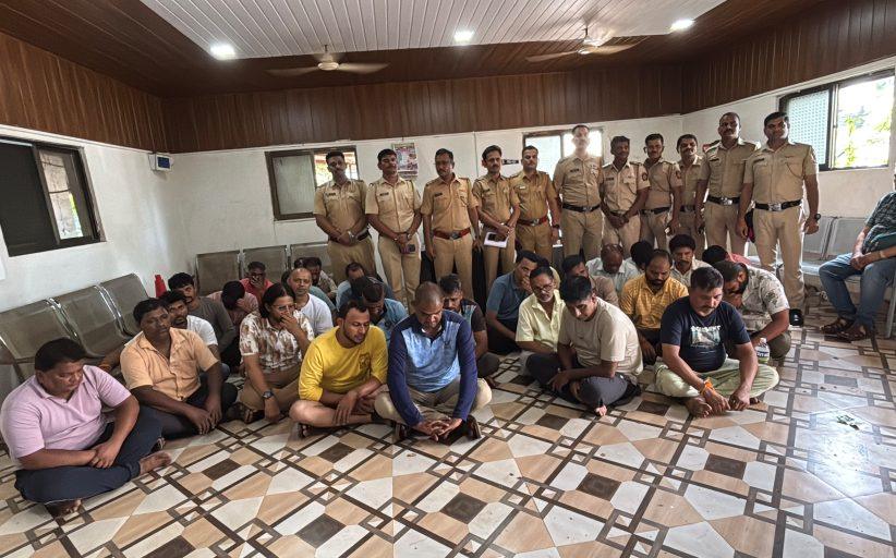 माणगावात जुगार अड्ड्यावर पोलिसांची मोठी कारवाई; ३२ जुगाऱ्यांवर कारवाई; ऑडीसह ९ वाहने, २९ मोबाईल जप्त; एकुण ७६ लाखांचा मुद्देमाल जप्त