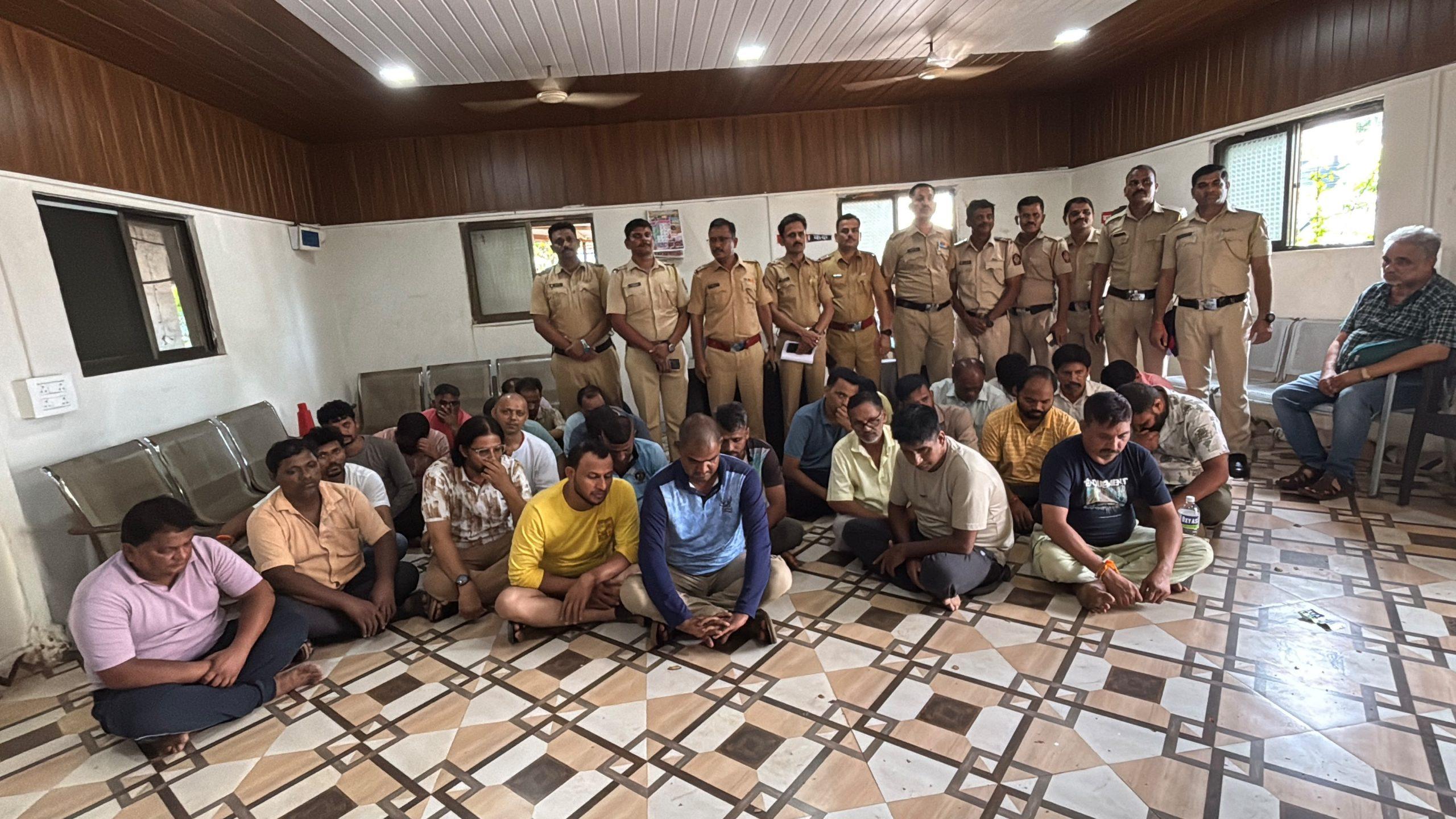 माणगावात जुगार अड्ड्यावर पोलिसांची मोठी कारवाई;     ३२ जुगाऱ्यांवर कारवाई; ऑडीसह ९ वाहने, २९ मोबाईल जप्त;     एकुण ७६ लाखांचा मुद्देमाल जप्त