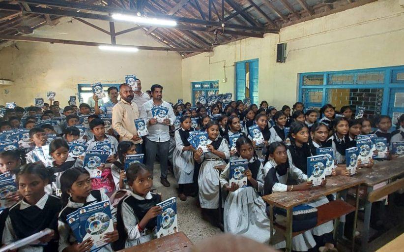 मोर्बा ग्रामपंचायतीतील सहा शाळांमध्ये वह्या वाटप; नाईटणे येथे गाव बैठक घेऊन योजनांची माहिती