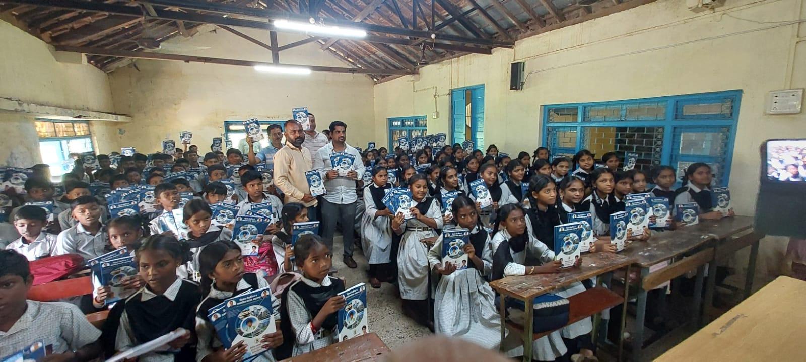 मोर्बा ग्रामपंचायतीतील सहा शाळांमध्ये वह्या वाटप; नाईटणे येथे गाव बैठक घेऊन योजनांची माहिती