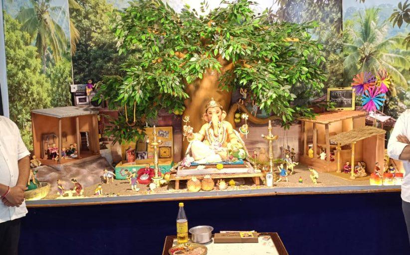 मोबाईलच्या दुनियेत हरवलेले बालपण; ‘बालपण देगा देवा’ देखाव्यातून सामाजिक संदेश; पारंपरिक खेळ, जुन्या आठवणी आणि संस्कृतीचे दर्शन; सरपंच संतोष खडतर व साहिल खडतर यांची संकल्पना