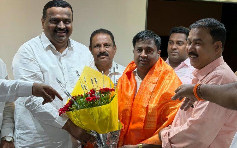 रमेश मोरे यांच्या नेतृत्वात माणगावात शिवसैनिकांमध्ये नवचैतन्य!     तालुका प्रमुखपदाची धुरा स्वीकारताच संघटनात्मक हालचालींना वेग; गावागावांत शिवसेना मजबूत करण्यासाठी मोर्चेबांधणी