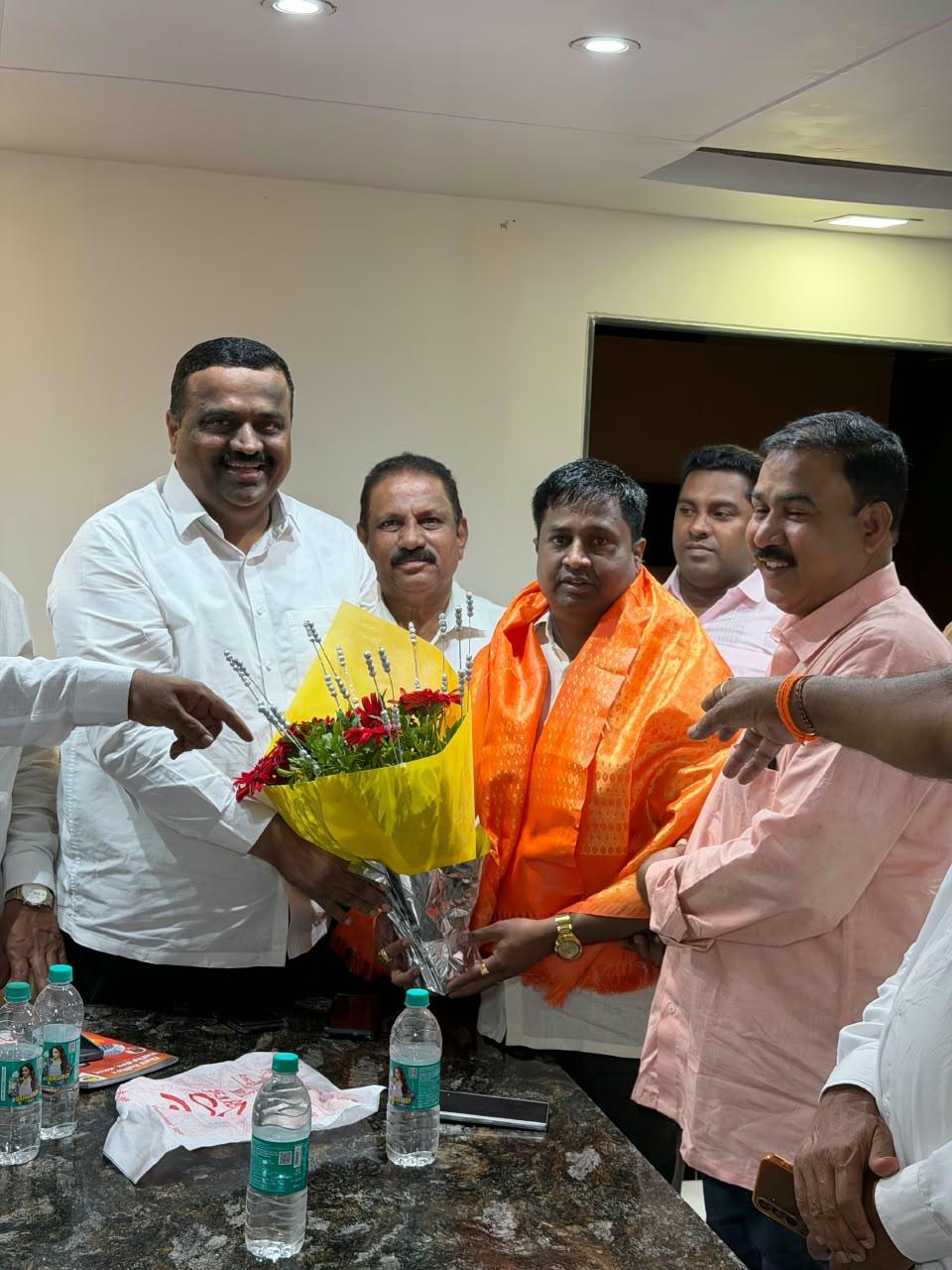 रमेश मोरे यांच्या नेतृत्वात माणगावात शिवसैनिकांमध्ये नवचैतन्य!     तालुका प्रमुखपदाची धुरा स्वीकारताच संघटनात्मक हालचालींना वेग; गावागावांत शिवसेना मजबूत करण्यासाठी मोर्चेबांधणी