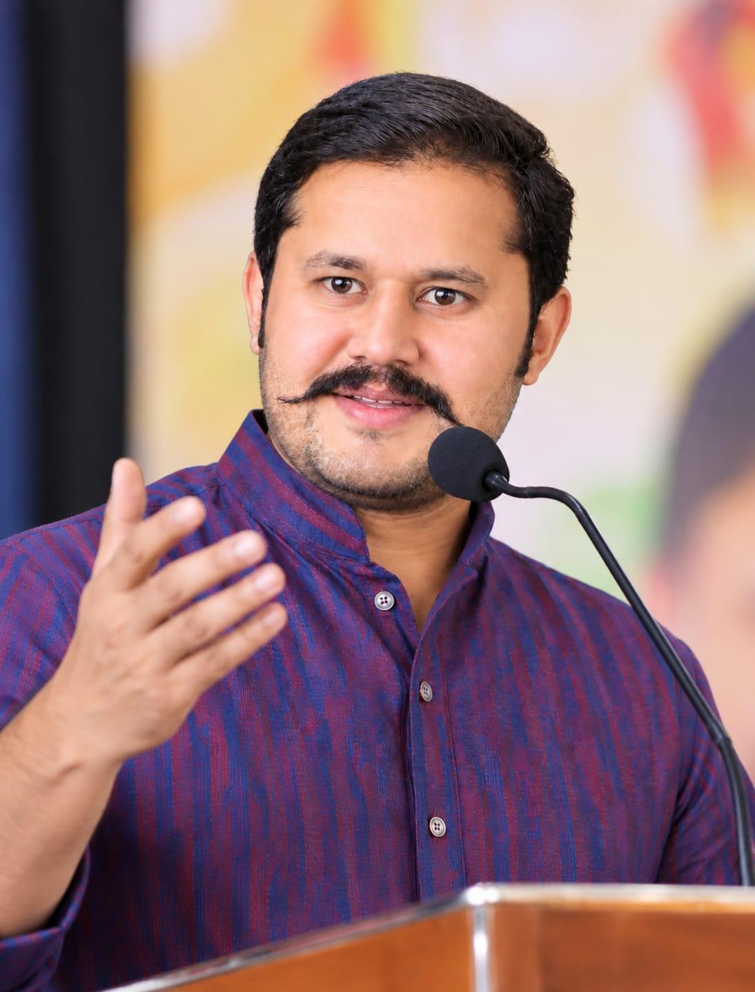करमाळ्यात झेडपी शाळांमध्ये इयत्ता पहिलीपासून सेमी-इंग्लिश अभ्यासक्रमाचा विस्तार; प्रस्ताव सादर करण्याचे भाजप नेते दिग्विजय बागल यांचे आवाहन