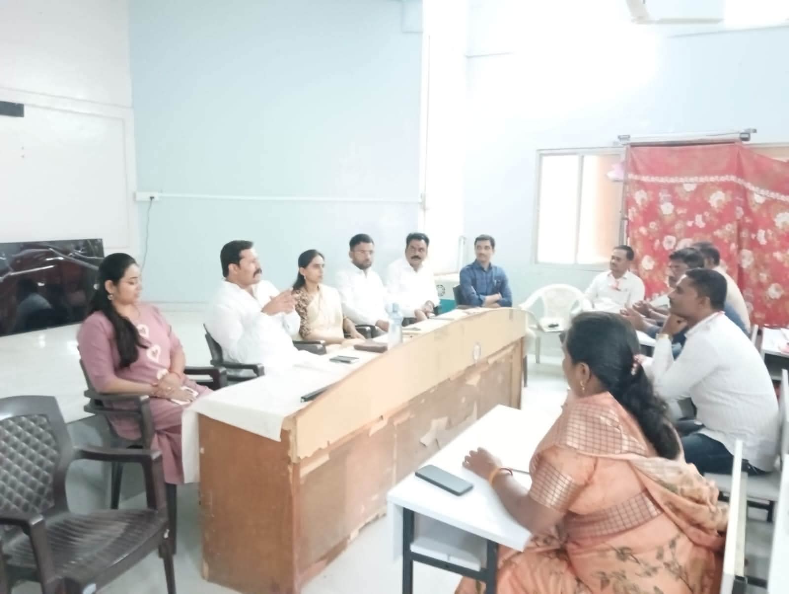 जिल्हा परिषद शाळांत पहिलीपासून सेमी इंग्रजीसाठी दिग्विजय बागल यांच्या उपस्थितीत शिक्षण विभागाची आढावा बैठक