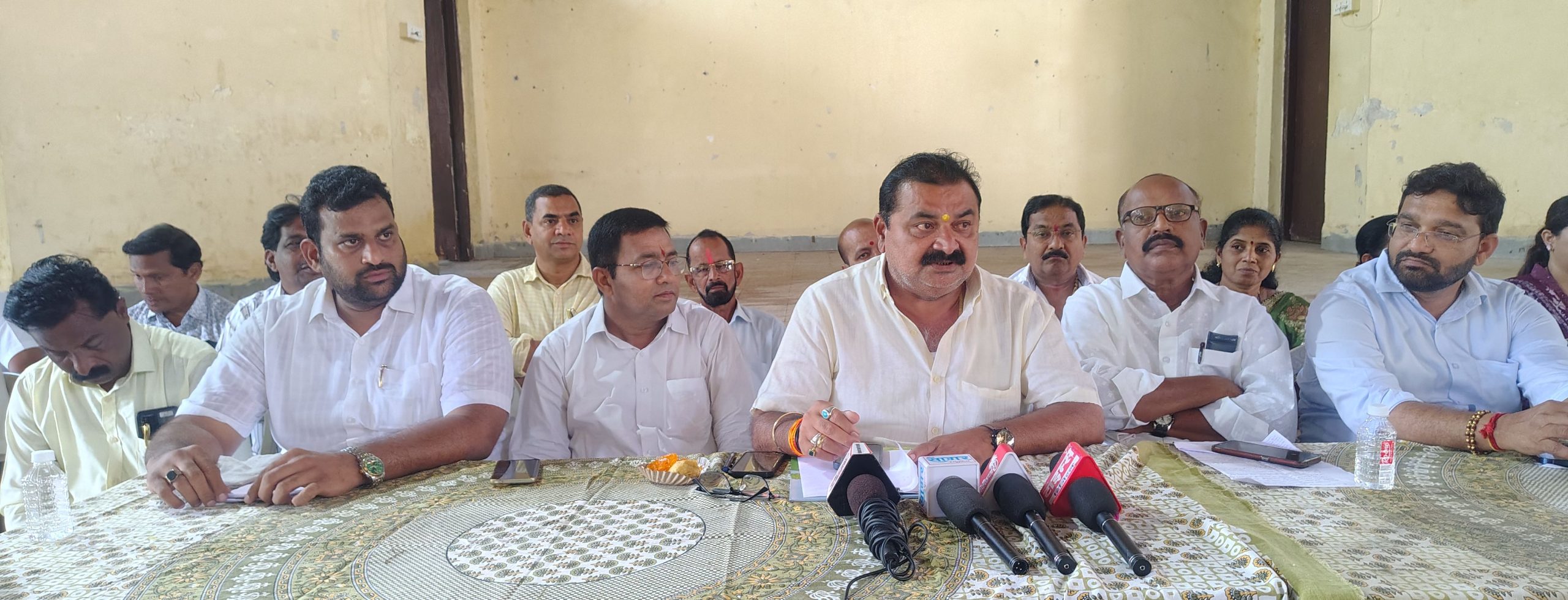 रायगडमध्ये गद्दार, महागद्दार वादावरून शिवसेना व राष्ट्रवादी काँग्रेस कार्यकर्त्यांमध्ये कलगीतुरा;     बारा गावचे पाणी पिऊन आलेल्या मंडळींना जिल्हा परिषद निवडणुकीत आम्ही उत्तर देऊ - सुभाष केकाणे 