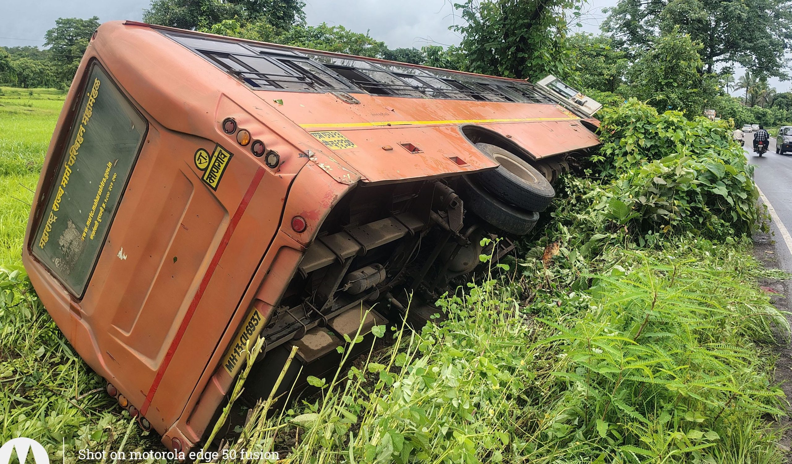 निजामपूर जवळ माणगाव जामखेड एस टी बसला अपघात; ३ जखमी