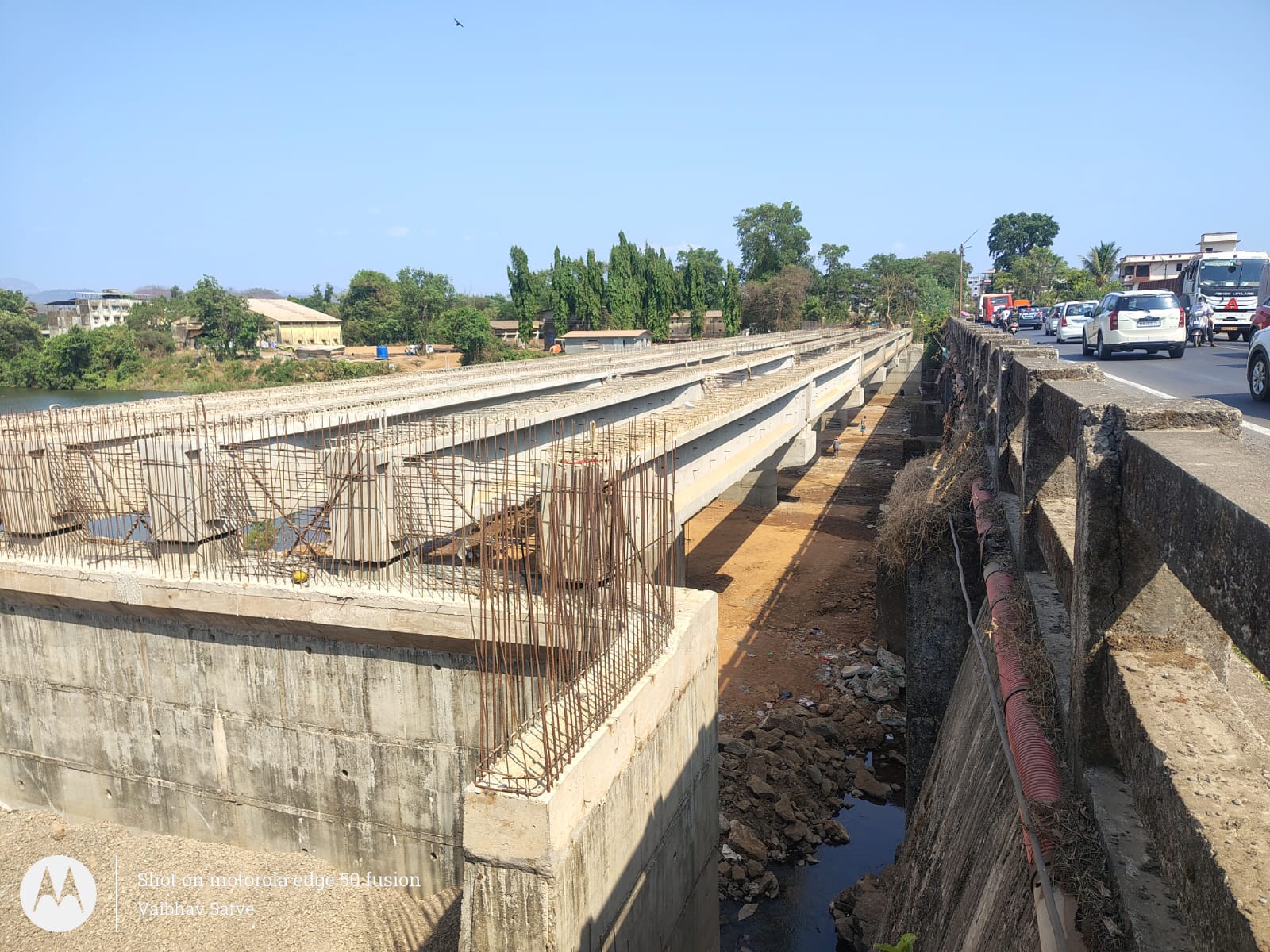 माणगावकरांना वाहतूक कोंडीची साडेसाती कायम;   दोन्ही पुलांची कामे अद्याप अपूर्णच; कांत्राटदारावर खा. तटकरे गुन्हा दाखल करणार का?