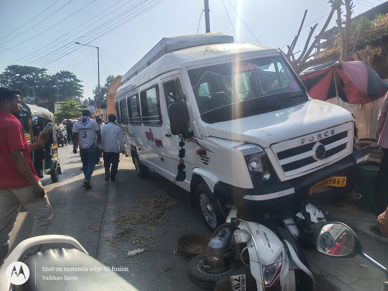 टेम्पो ट्रॅव्हलरची तिघांना भीषण धडक; तिघांचा जागीच मृत्यू;  वाहन चालक फरार