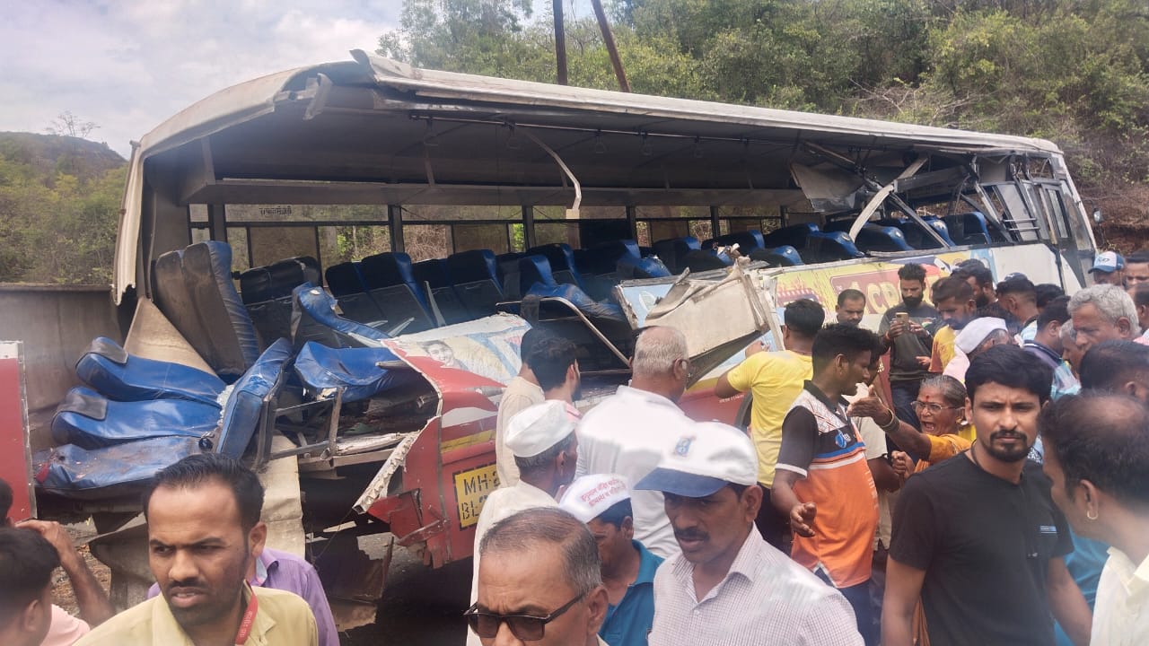 तळा तालुक्यात भीषण अपघात; एसटी बस आणि डंपरच्या धडकेत चार जणांचा मृत्यू;  सात वर्षांच्या चिमुरडीचाही समावेश.