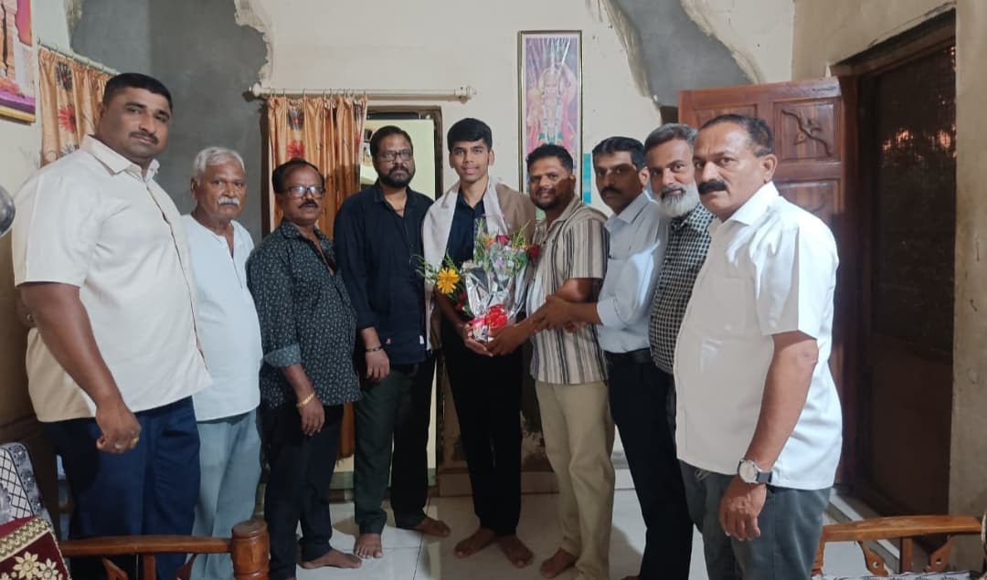 दहावी बोर्ड परीक्षेत उत्तीर्ण विद्यार्थ्यांचा चिंचवलीवाडी  ग्रामस्थांनी केला सन्मान