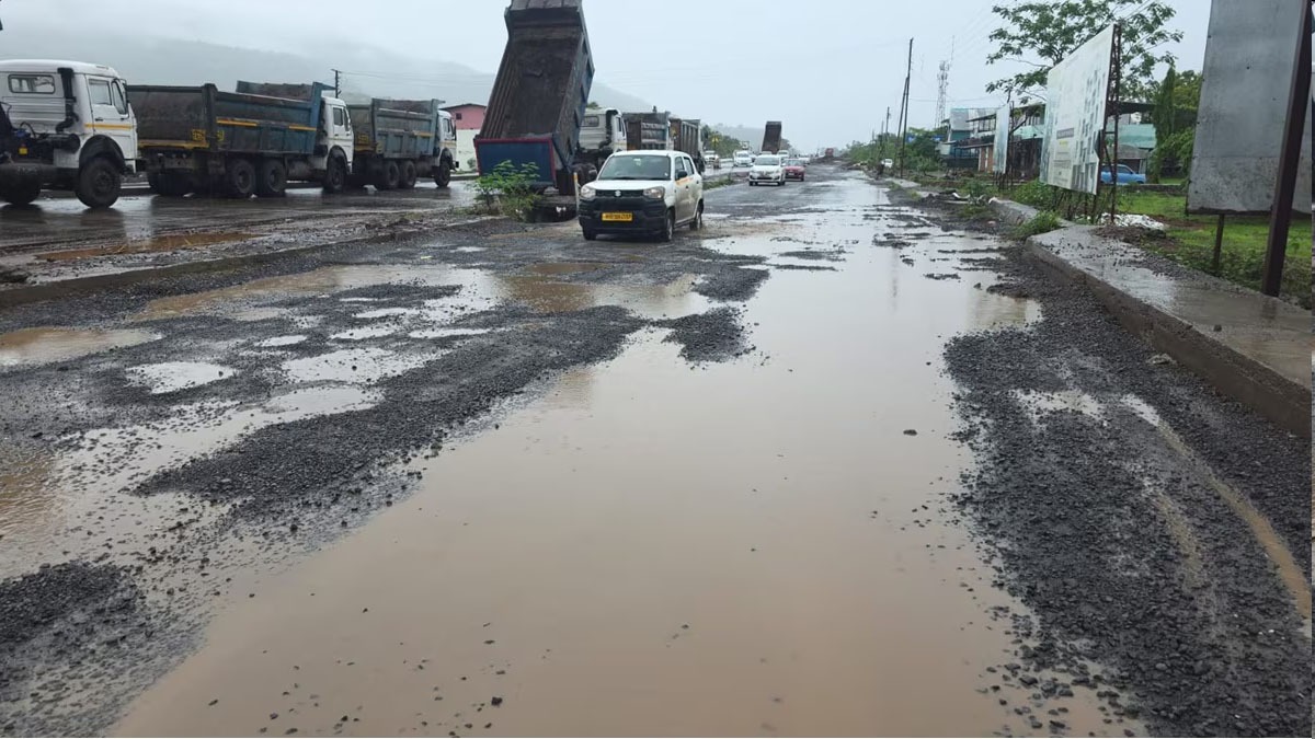 पहिल्याच पावसात मुंबई-गोवा महामार्गाची वाताहत;  लोणेरे, टेमपाले, कोलाड येथील सर्व्हिस रोड खड्ड्यात